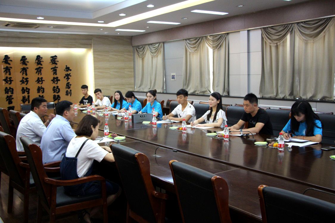 走访校友实践队员访谈校友创业成长经历