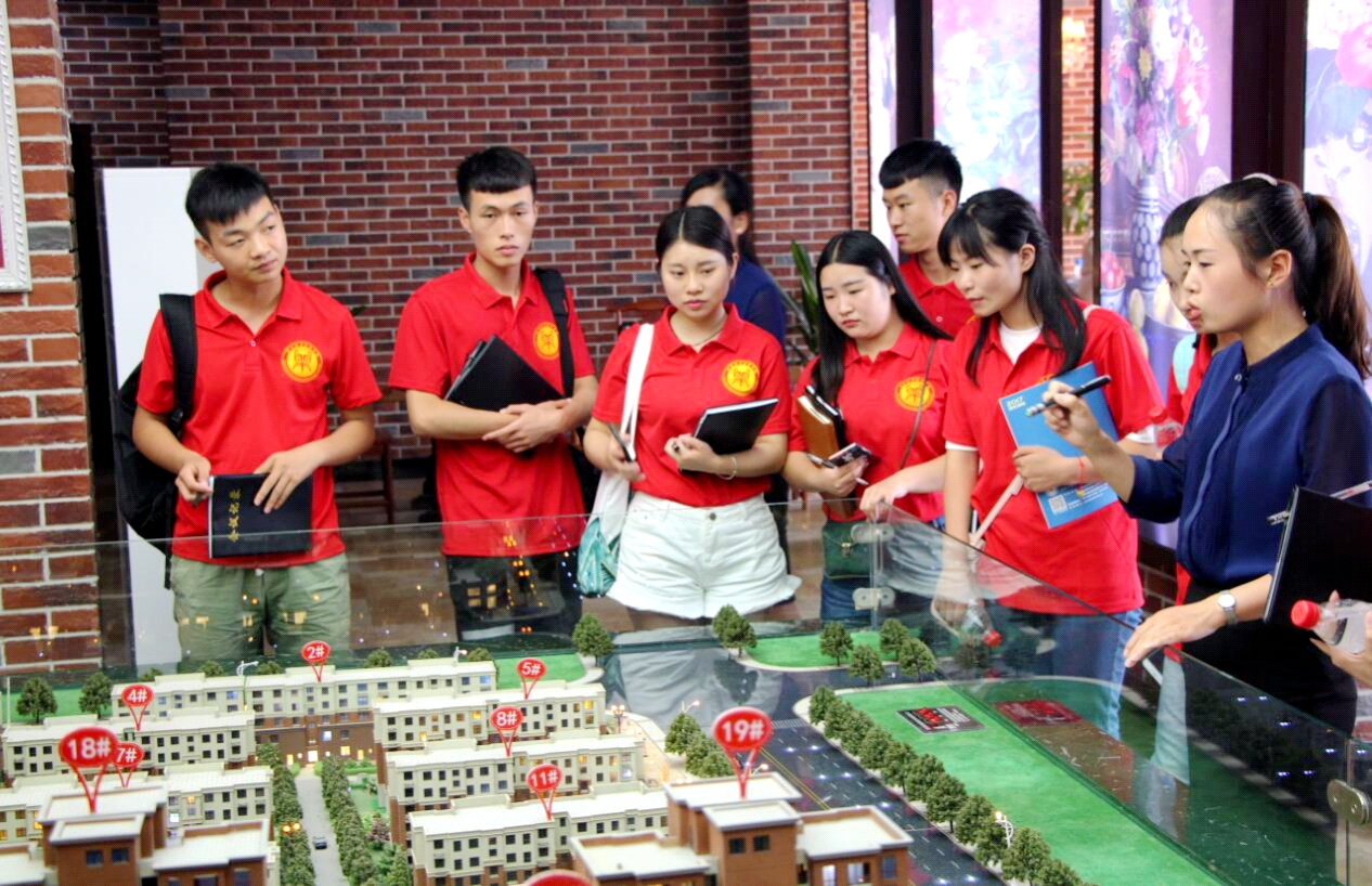 走访校友实践队员参观校友企业